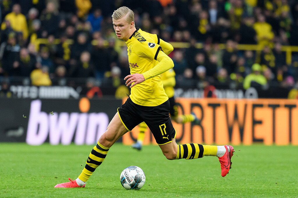 记者：曼联正在物色明年引进的防线球员，名单上大约有10人（记者称曼联已启动明年后防引援搜寻，候选名单约10人）