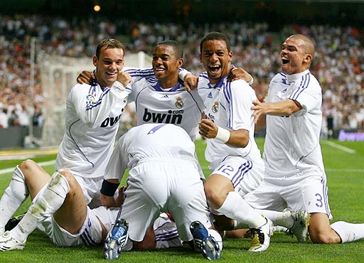 上一次对阵安哥拉：梅西斯卡洛尼替补登场，阿亚拉百场