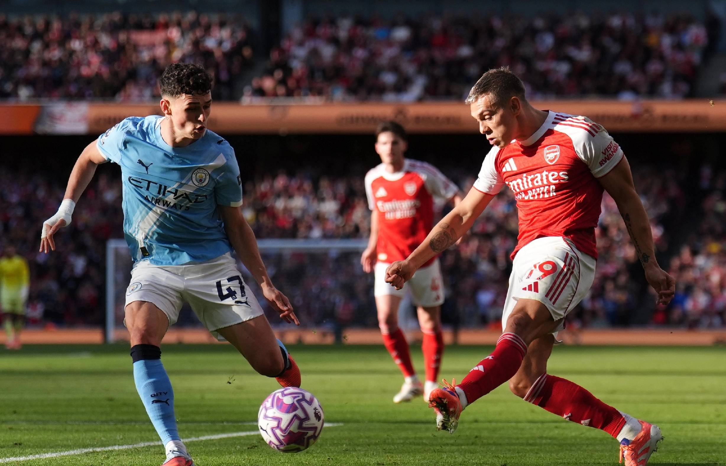 致敬，王刚庆祝足协杯冠军时背后写着：献给我们的主帅塞蒂恩