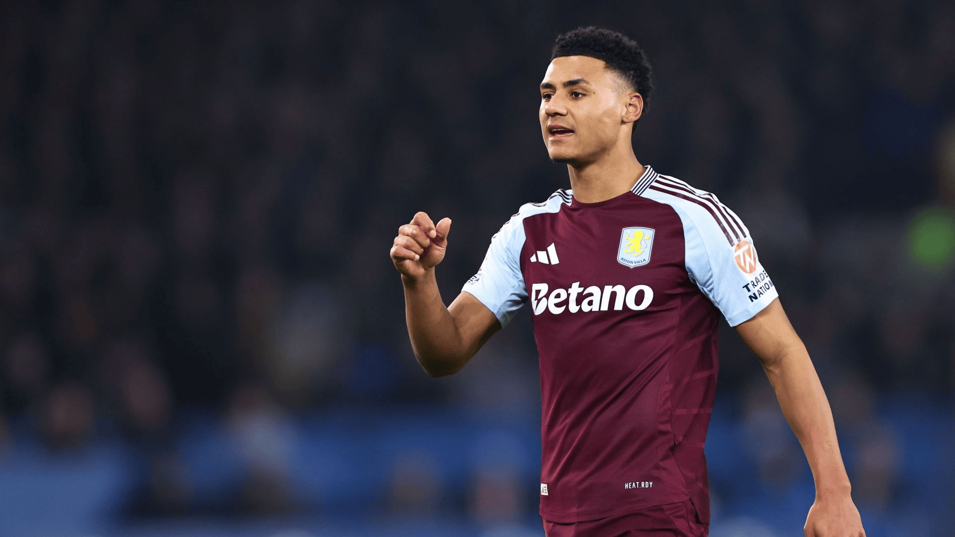 足球意甲射手榜竞争激烈，三人同进12球并列领跑