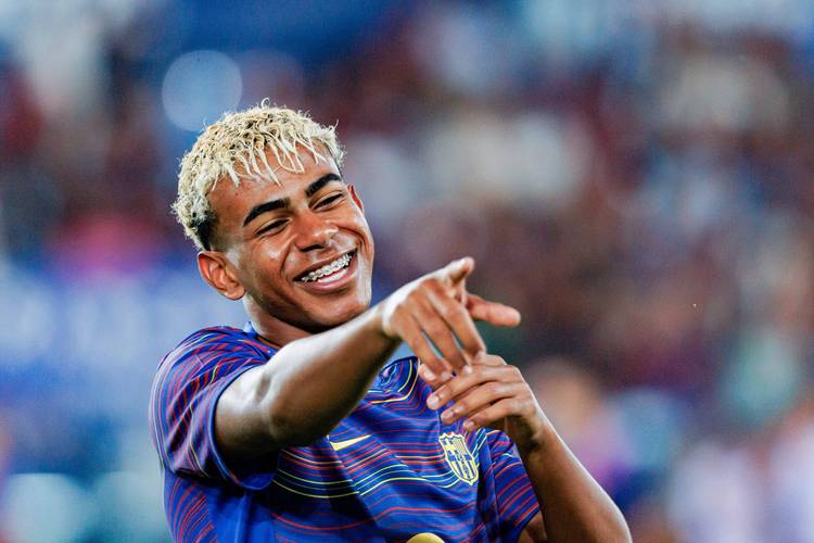 科贝电台：巴萨邀请小罗担任明日开球嘉宾，但后者不会出席（科贝电台：巴萨邀小罗任明日开球嘉宾，但他将缺席）