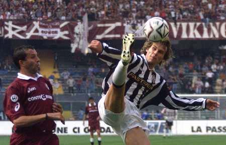 意甲保级大战：帕尔马客场击败比萨，恩佐拉红牌离场