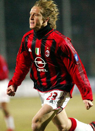 被球迷询问是否会考虑加盟阿森纳，库尼亚大笑回应