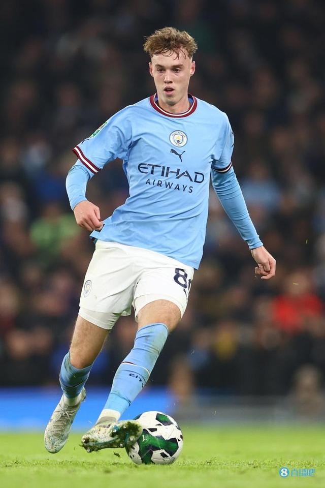 西裁判专家评皇马未获得点球：有接触，但维尼修斯自己摔倒了（西班牙裁判专家评皇马无点球：虽有接触，维尼修斯系自摔）