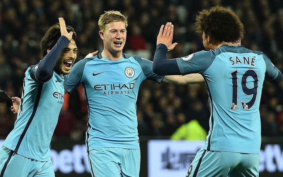 贝克汉姆捧杯狂喜，14岁小七穿抹胸太成熟，大儿子却在家熬汤