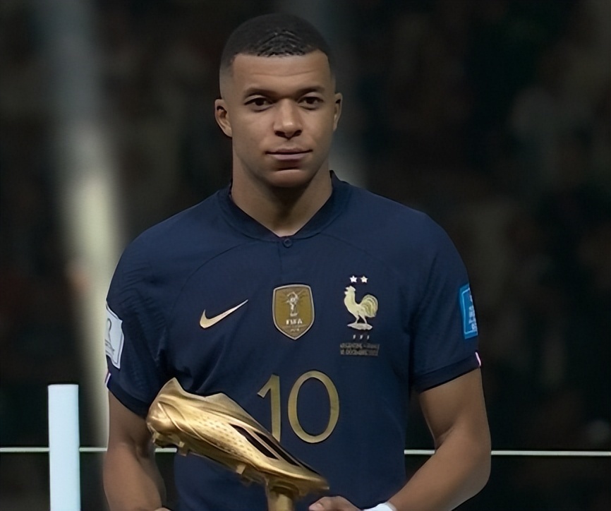 越来越大了，泰州高速口已经搭好巨幅“苏超”冠军标语