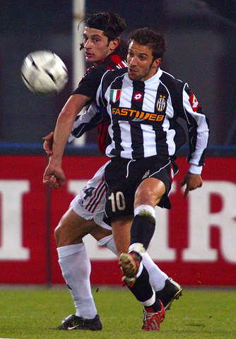 周定洋入围亚冠最佳球员，但因限薪令遭拒，欲重返欧洲或改身份寻求更高薪资。（周定洋入选亚冠最佳候选，受限薪影响谈判受阻，考虑重返欧洲或变更身份以谋更高薪资）