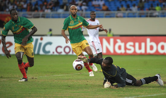 两位最老会员为新诺坎普开球，1957年球场建成时就曾见证（曾见证1957年落成的两位最年长会员为新诺坎普开球）