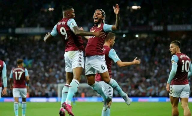 太开心了，马斯切拉诺赛后发布会上遭球员们啤酒浴“突袭”