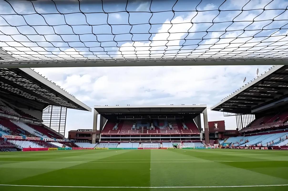 意甲最新动态：米兰锁定18岁新锋，国米仅落榜首一分