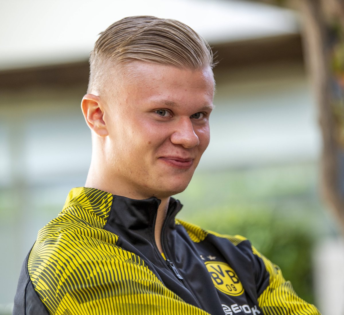 某国脚飞行十小时赶回备战