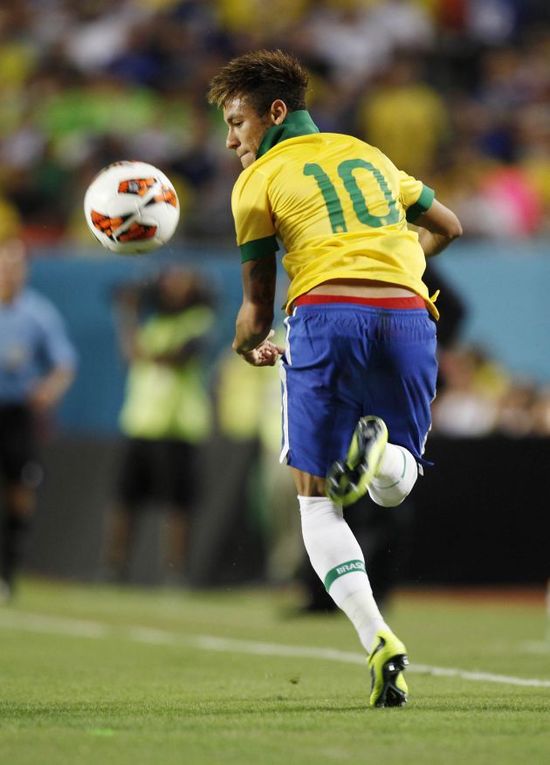 日职联半场：莱奥建功，知念庆破门被吹，鹿岛1-0横滨水手